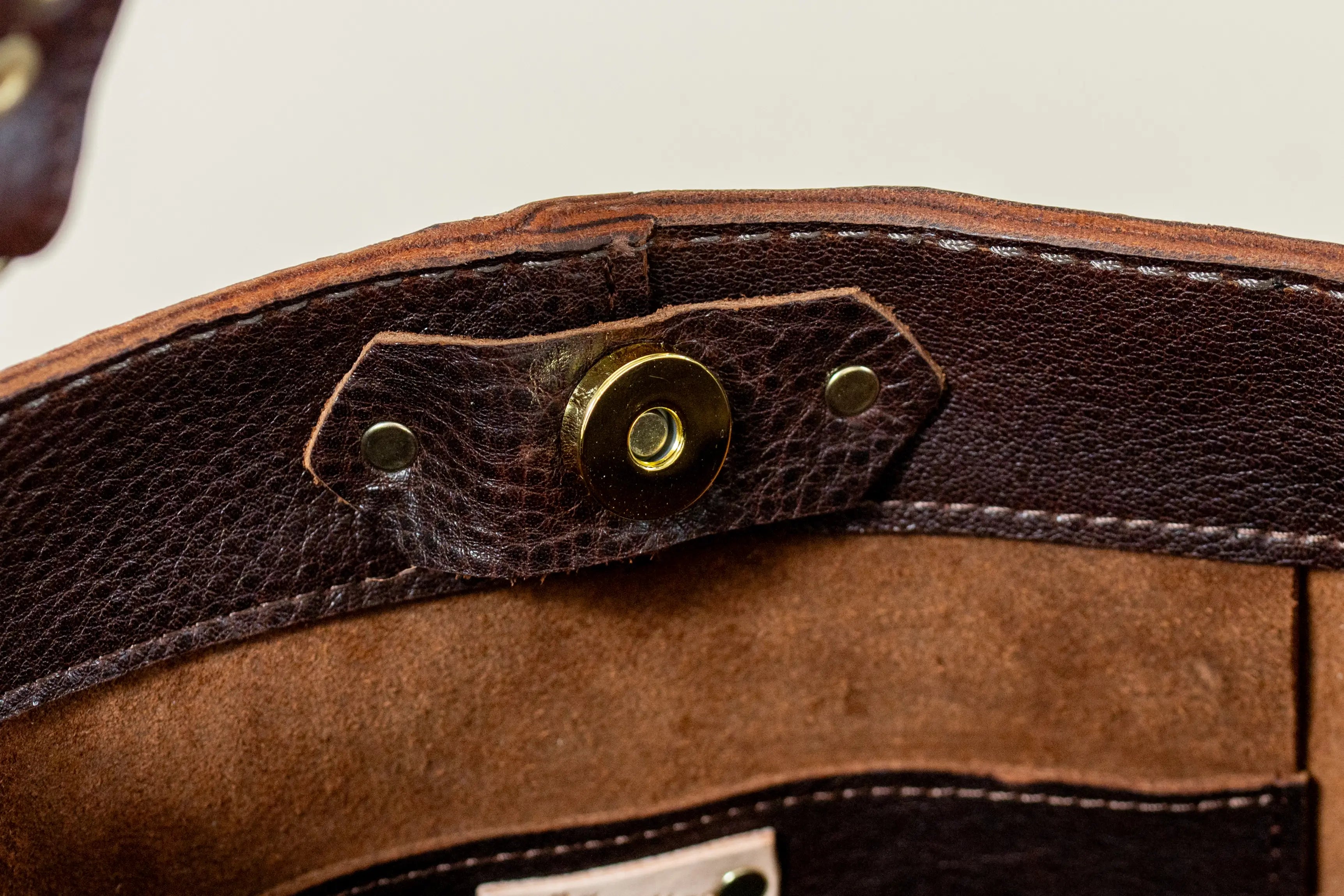 Indigo Laine Scout dark brown bag turn-lock closure detail